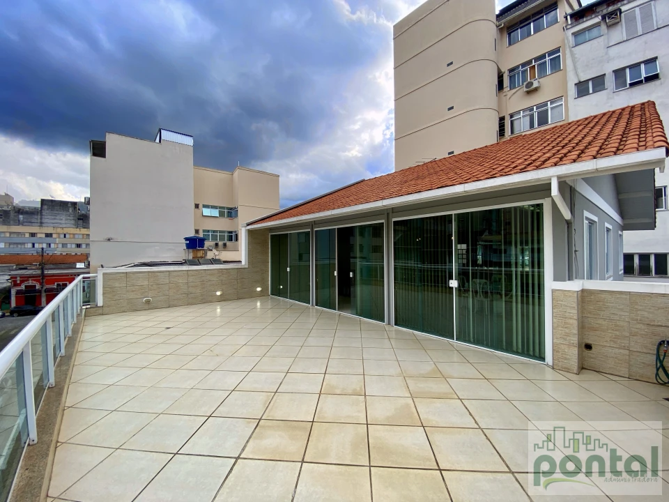 Casa de Alto Padrão com 4 Suítes, Área Gourmet e Garagem no Centro de Nova Friburgo