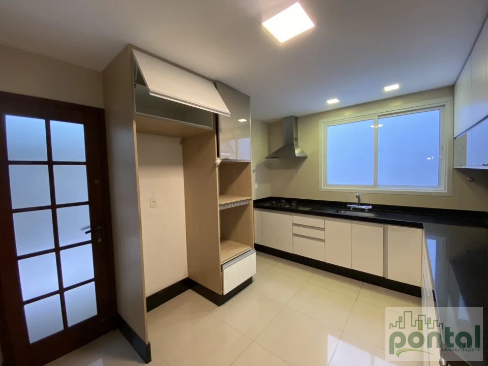 Casa de Alto Padrão com 4 Suítes, Área Gourmet e Garagem no Centro de Nova Friburgo