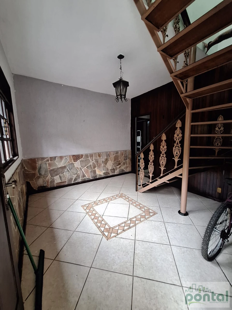 Ampla Casa com Quintal, Churrasqueira e Sauna