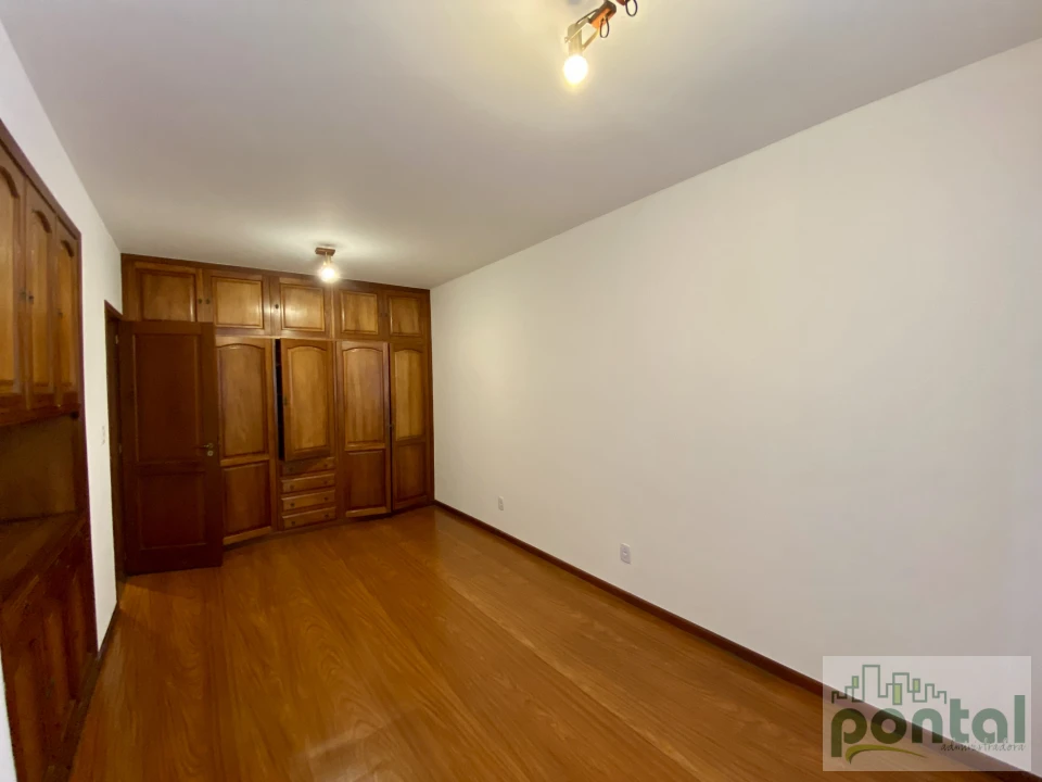 Casa de Alto Padrão com 4 Suítes, Área Gourmet e Garagem no Centro de Nova Friburgo