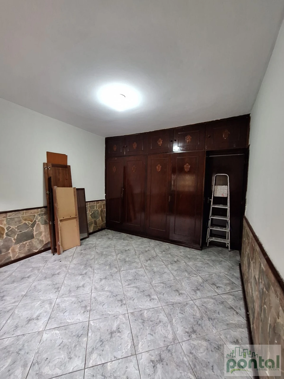 Ampla Casa com Quintal, Churrasqueira e Sauna