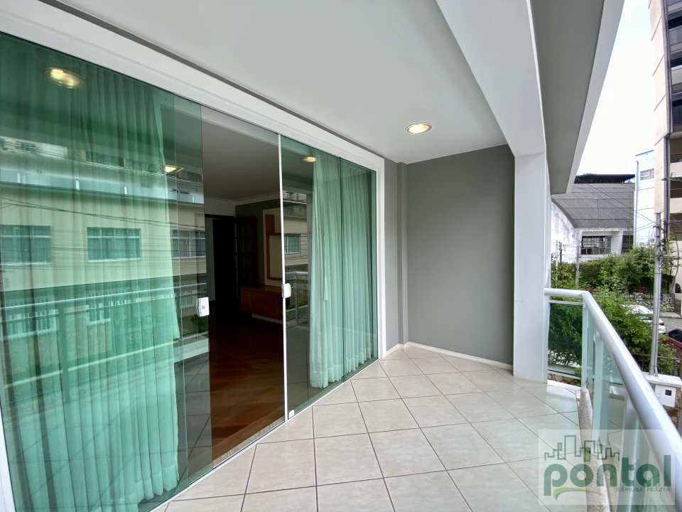 Casa de Alto Padrão com 4 Suítes, Área Gourmet e Garagem no Centro de Nova Friburgo