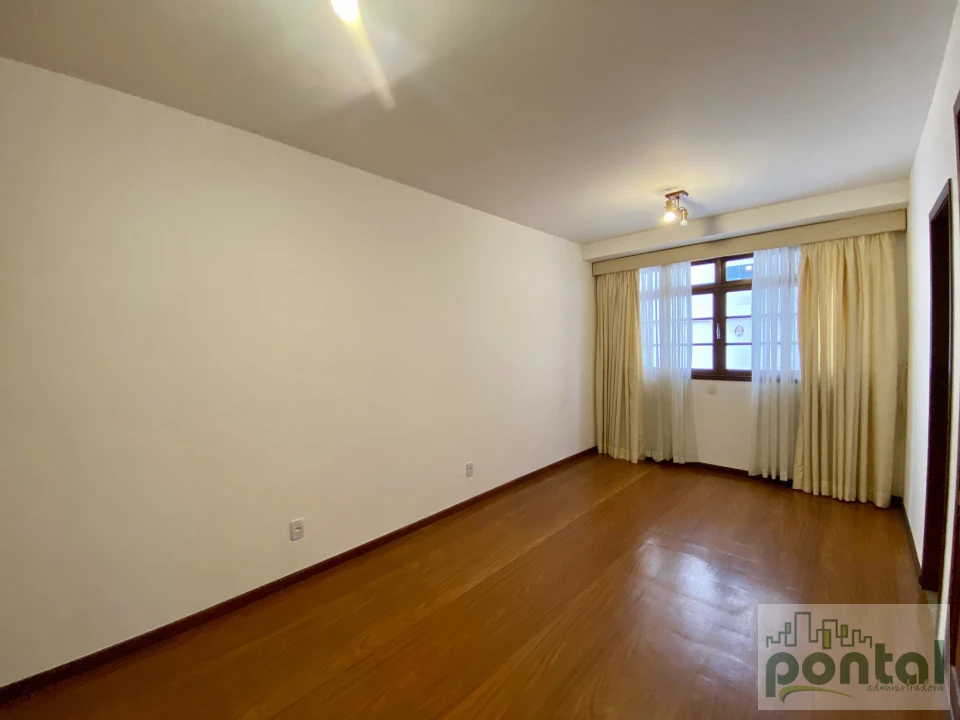 Casa de Alto Padrão com 4 Suítes, Área Gourmet e Garagem no Centro de Nova Friburgo