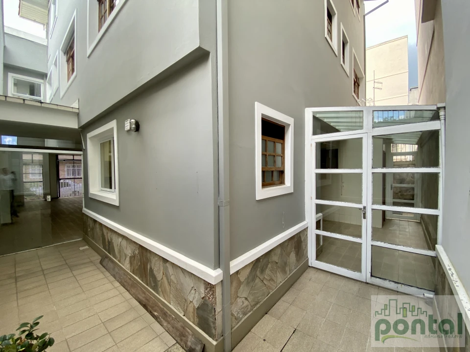 Casa de Alto Padrão com 4 Suítes, Área Gourmet e Garagem no Centro de Nova Friburgo