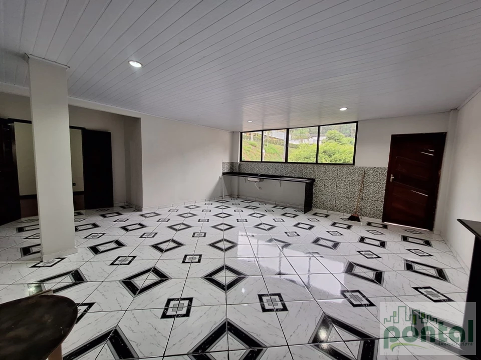 Ampla Casa com Quintal, Churrasqueira e Sauna