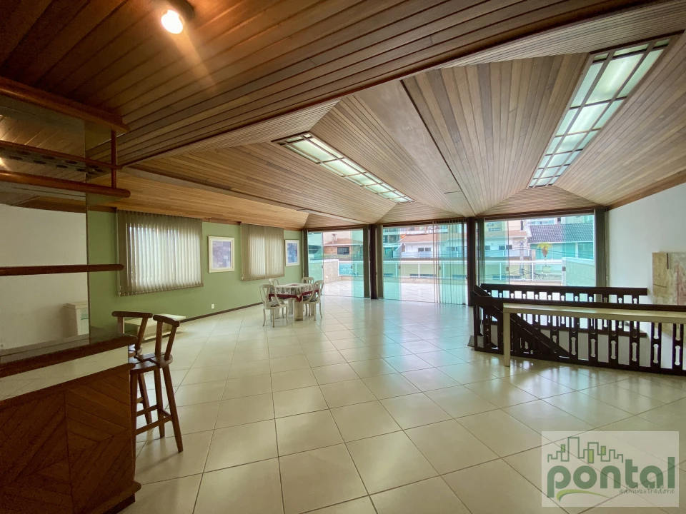 Casa de Alto Padrão com 4 Suítes, Área Gourmet e Garagem no Centro de Nova Friburgo
