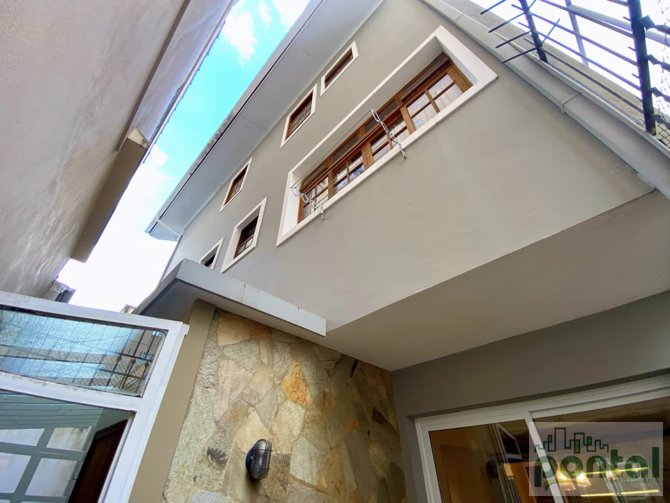 Casa de Alto Padrão com 4 Suítes, Área Gourmet e Garagem no Centro de Nova Friburgo