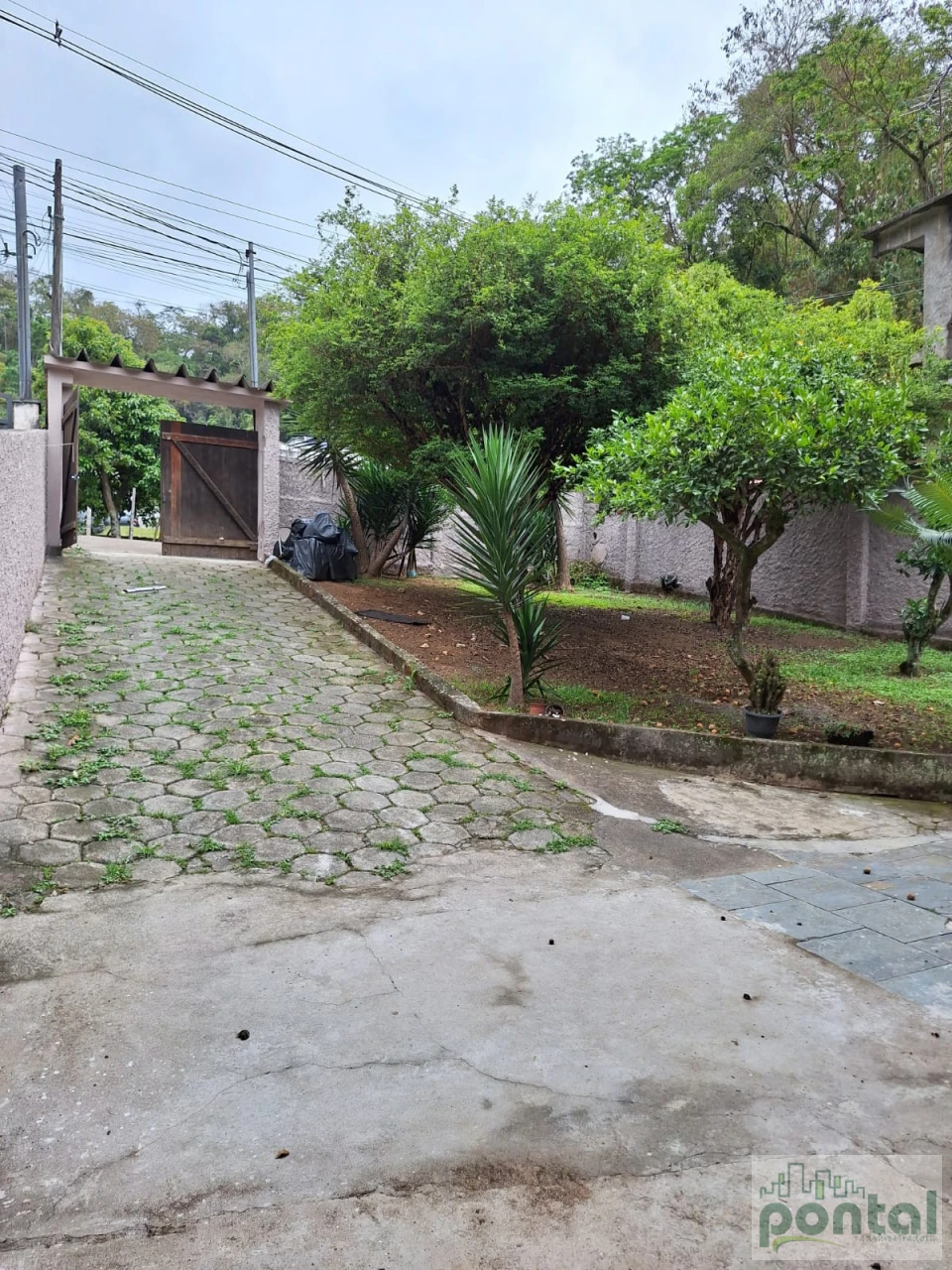 Ampla Casa com Quintal, Churrasqueira e Sauna