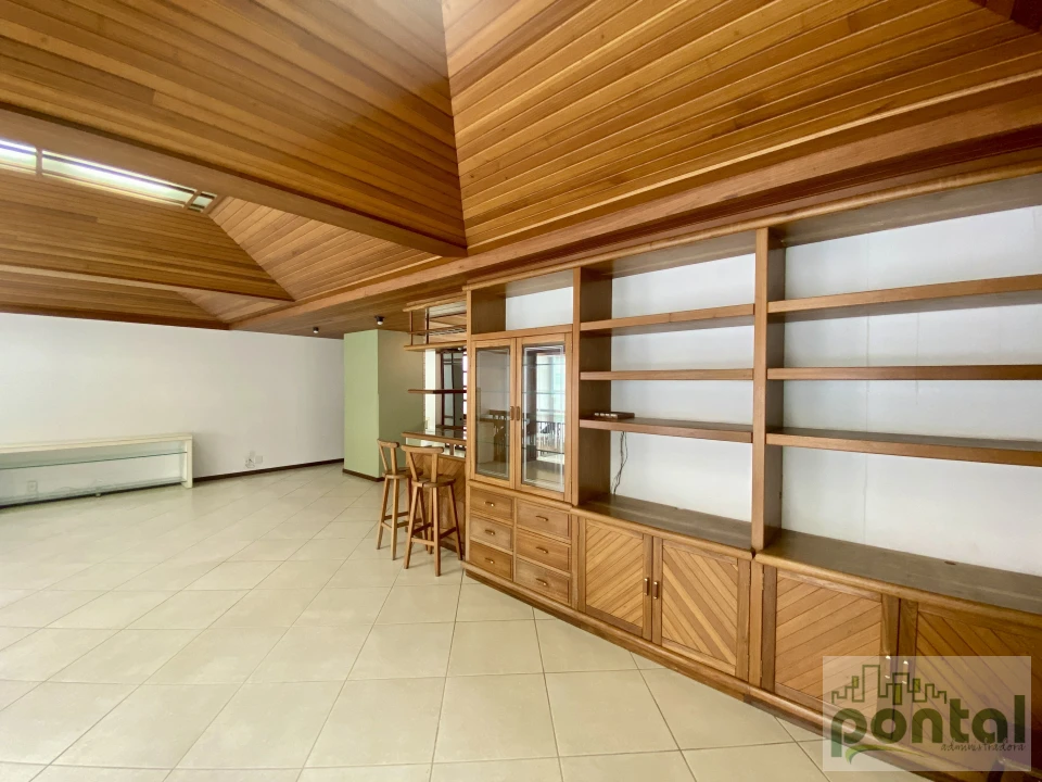 Casa de Alto Padrão com 4 Suítes, Área Gourmet e Garagem no Centro de Nova Friburgo