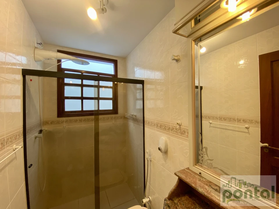 Casa de Alto Padrão com 4 Suítes, Área Gourmet e Garagem no Centro de Nova Friburgo