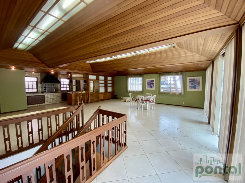 Casa de Alto Padrão com 4 Suítes, Área Gourmet e Garagem no Centro de Nova Friburgo