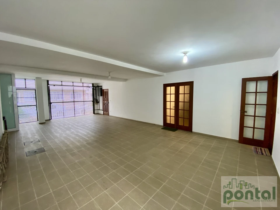 Casa de Alto Padrão com 4 Suítes, Área Gourmet e Garagem no Centro de Nova Friburgo
