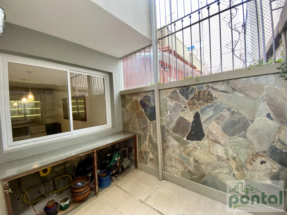 Casa de Alto Padrão com 4 Suítes, Área Gourmet e Garagem no Centro de Nova Friburgo