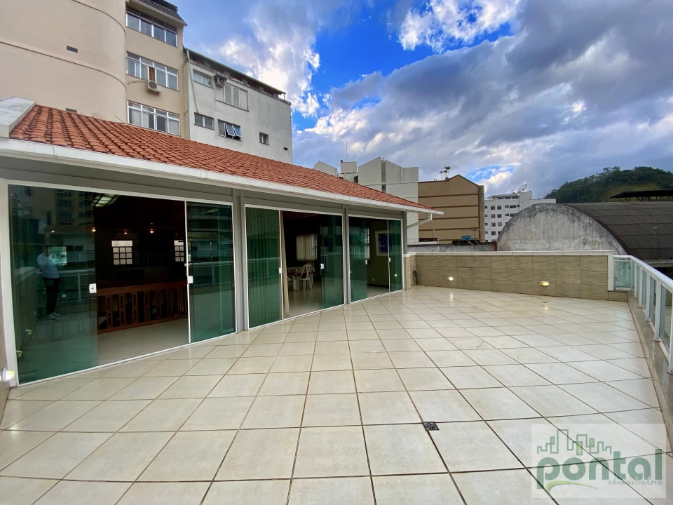 Casa de Alto Padrão com 4 Suítes, Área Gourmet e Garagem no Centro de Nova Friburgo