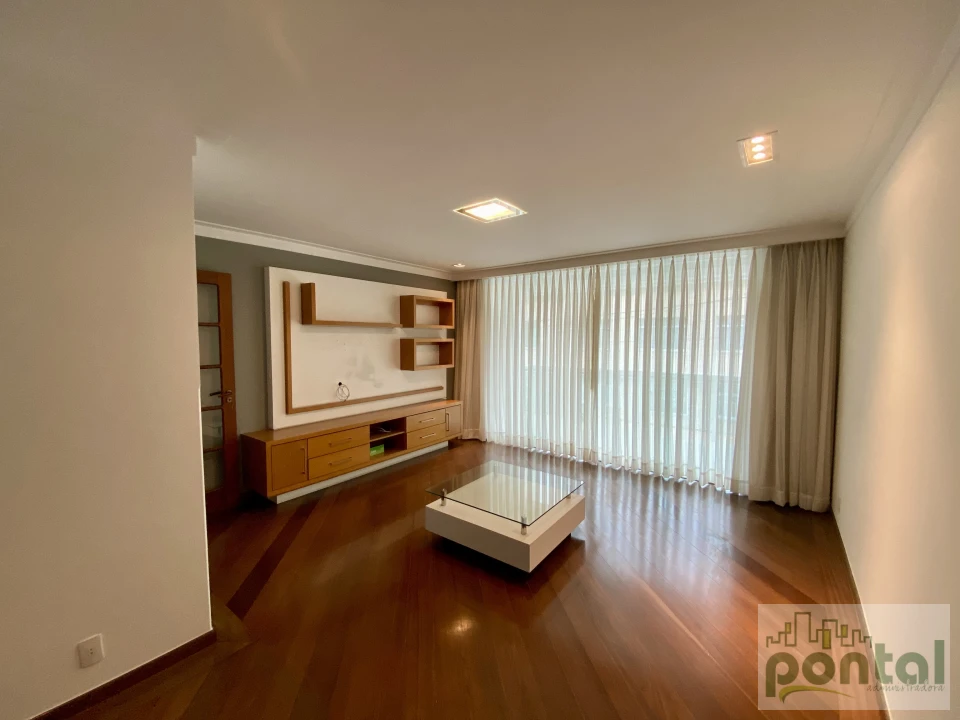 Casa de Alto Padrão com 4 Suítes, Área Gourmet e Garagem no Centro de Nova Friburgo