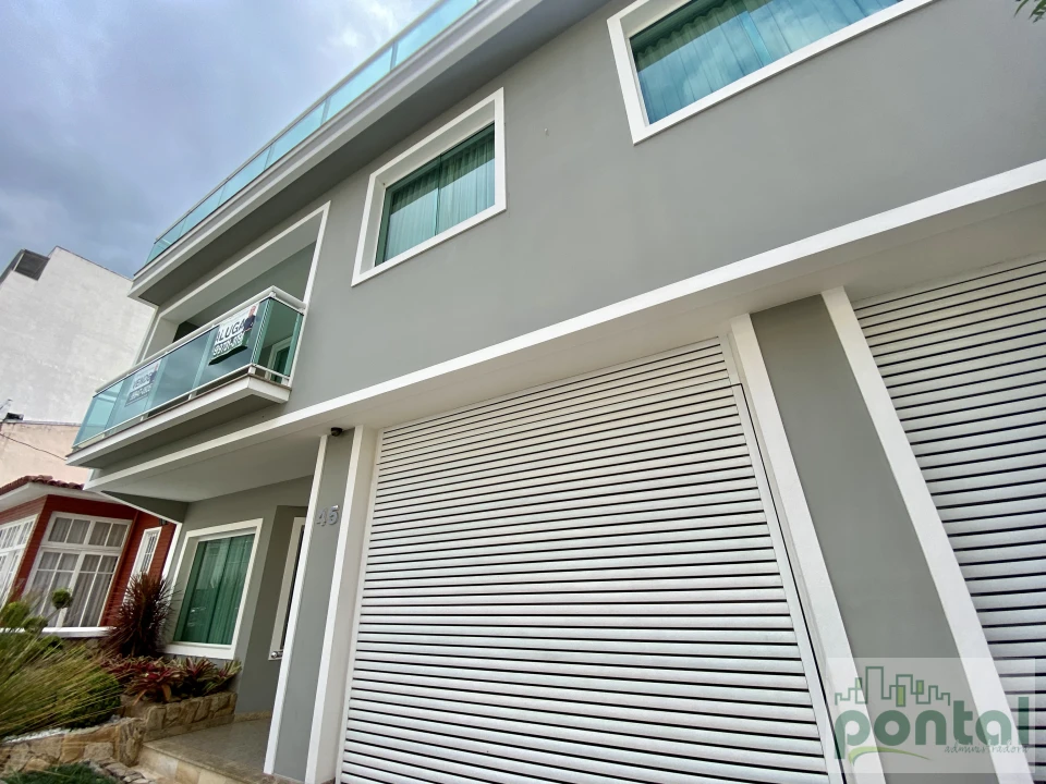 Casa de Alto Padrão com 4 Suítes, Área Gourmet e Garagem no Centro de Nova Friburgo