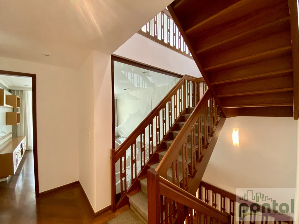Casa de Alto Padrão com 4 Suítes, Área Gourmet e Garagem no Centro de Nova Friburgo