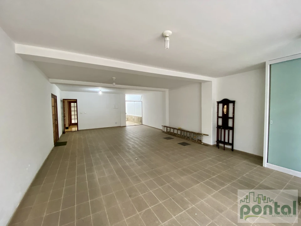 Casa de Alto Padrão com 4 Suítes, Área Gourmet e Garagem no Centro de Nova Friburgo