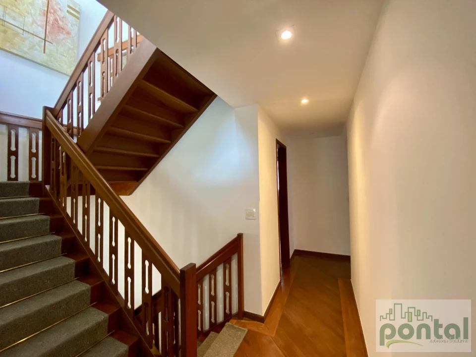 Casa de Alto Padrão com 4 Suítes, Área Gourmet e Garagem no Centro de Nova Friburgo