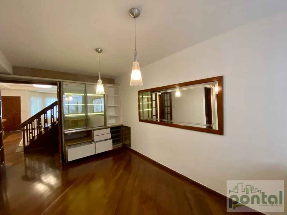 Casa de Alto Padrão com 4 Suítes, Área Gourmet e Garagem no Centro de Nova Friburgo
