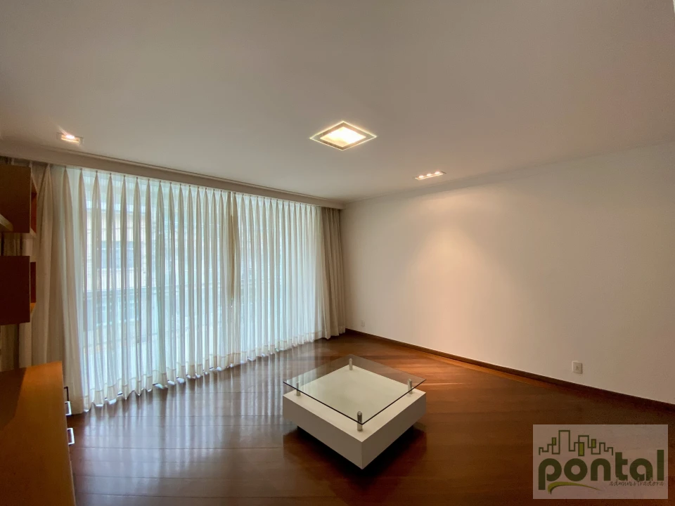 Casa de Alto Padrão com 4 Suítes, Área Gourmet e Garagem no Centro de Nova Friburgo