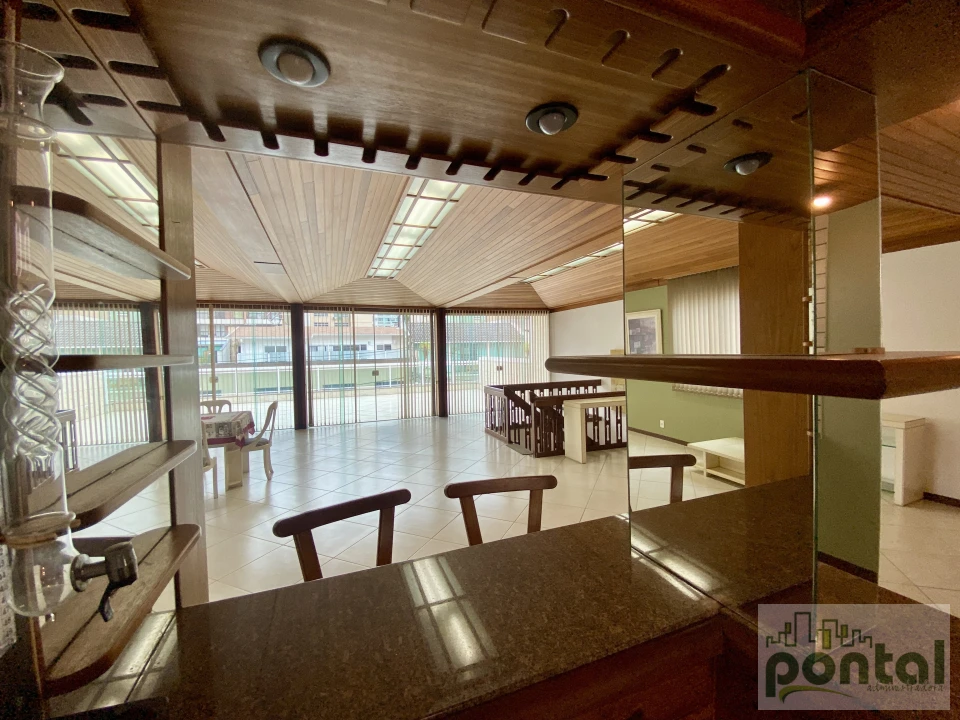 Casa de Alto Padrão com 4 Suítes, Área Gourmet e Garagem no Centro de Nova Friburgo