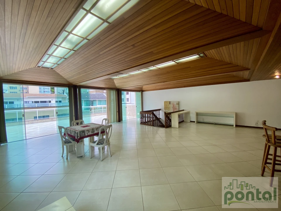 Casa de Alto Padrão com 4 Suítes, Área Gourmet e Garagem no Centro de Nova Friburgo