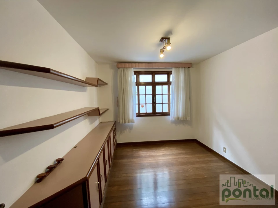 Casa de Alto Padrão com 4 Suítes, Área Gourmet e Garagem no Centro de Nova Friburgo