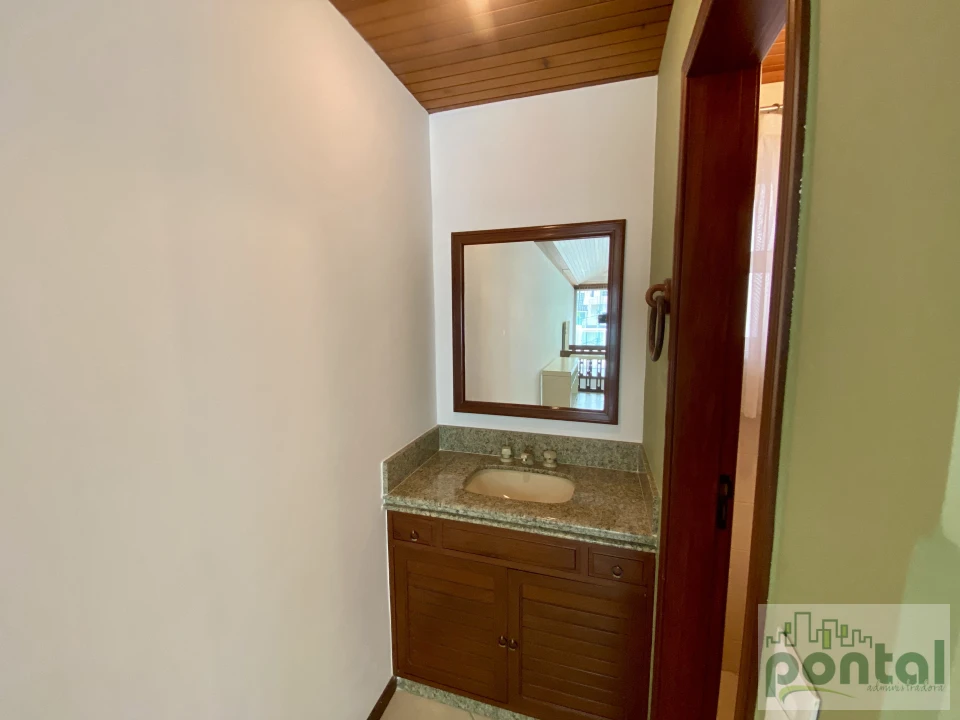 Casa de Alto Padrão com 4 Suítes, Área Gourmet e Garagem no Centro de Nova Friburgo