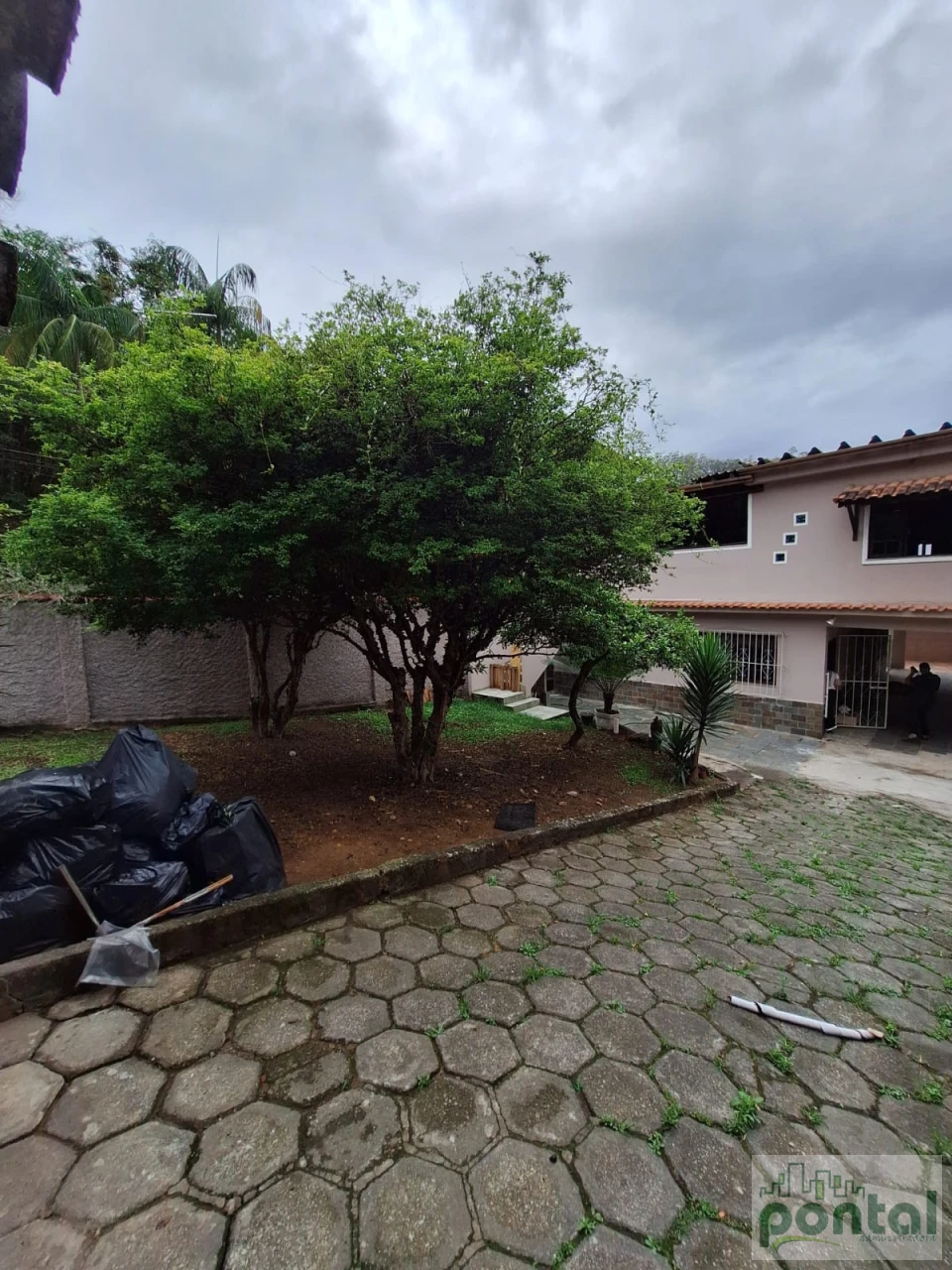 Ampla Casa com Quintal, Churrasqueira e Sauna