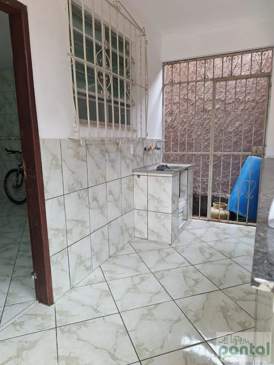 Ampla Casa com Quintal, Churrasqueira e Sauna