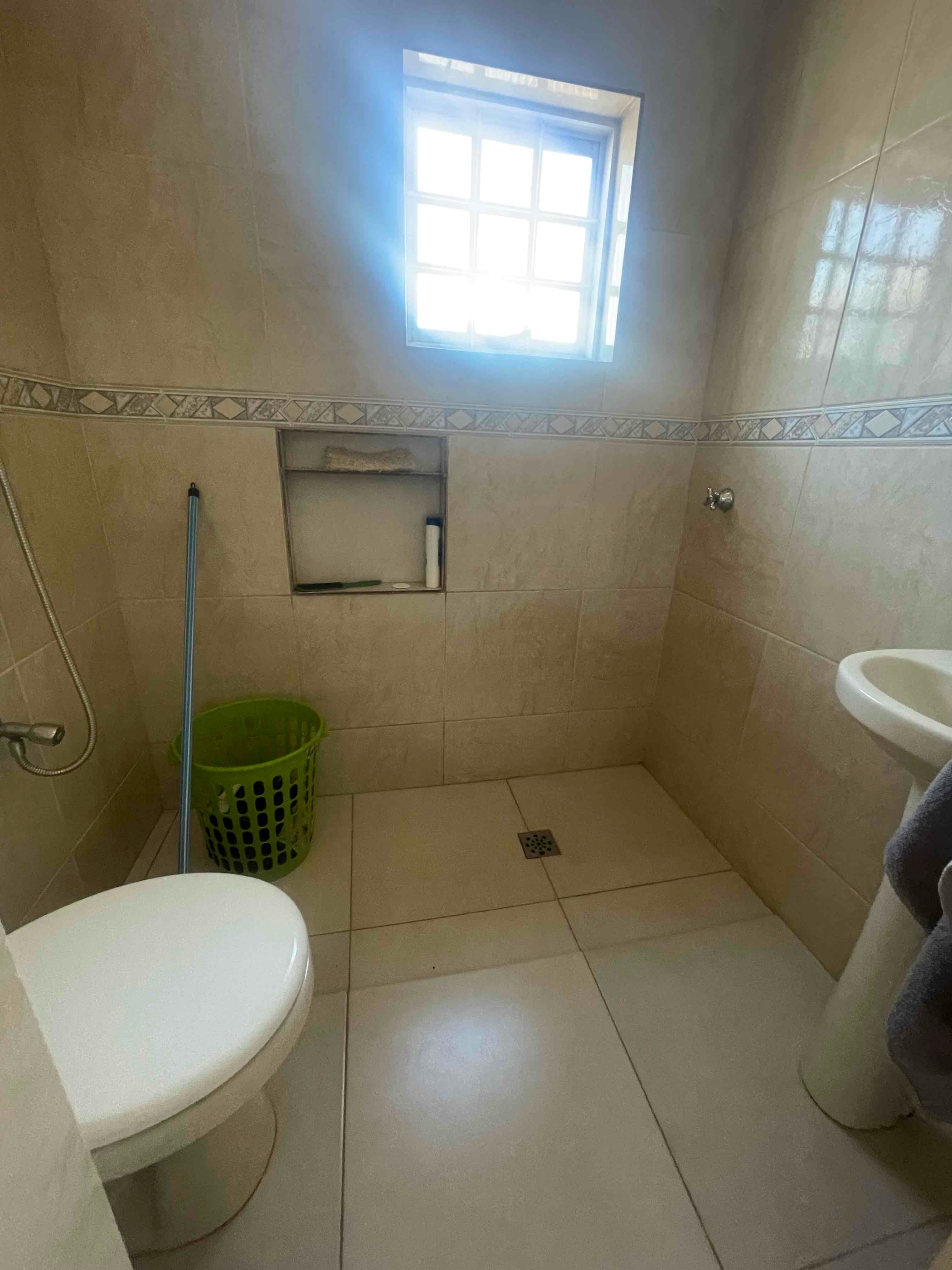 Imagens do imóveis dois imóveis individuais no terreno Jardim Indusville, Londrina - PR