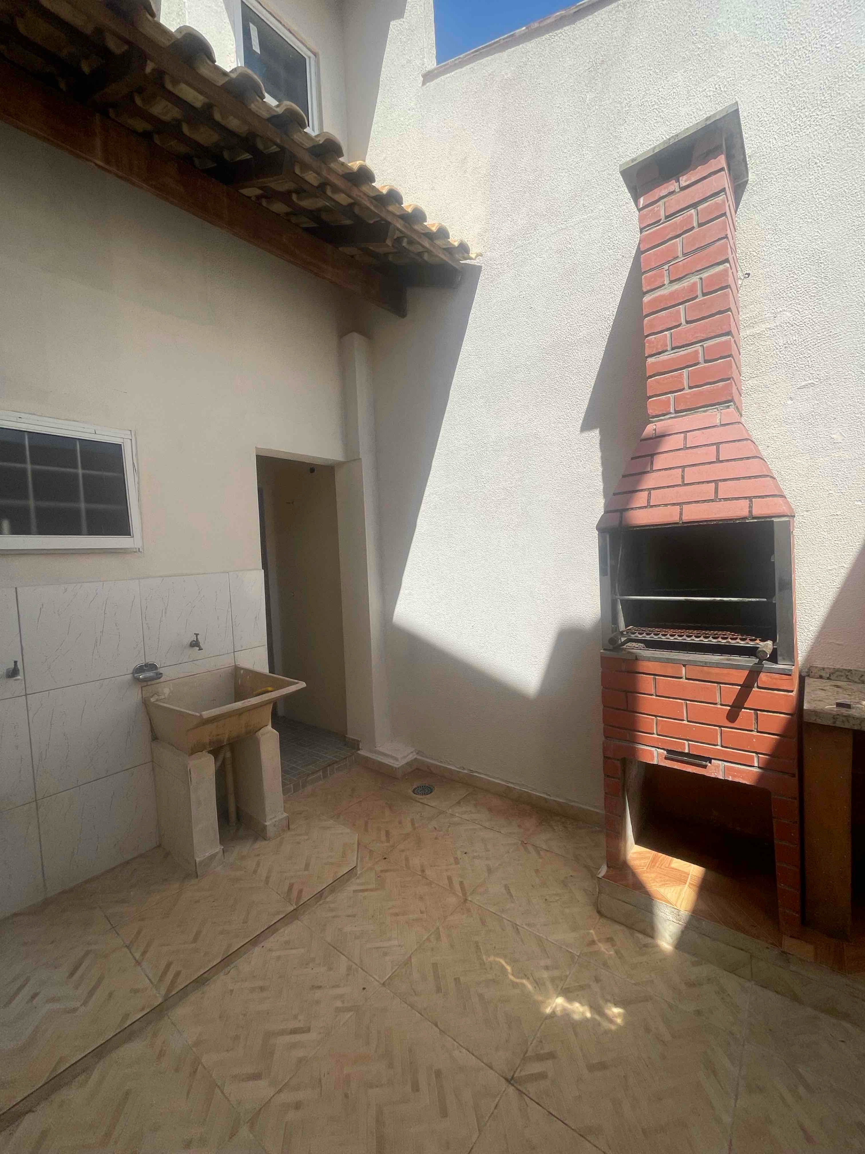 Imagens do imóveis dois imóveis individuais no terreno Jardim Indusville, Londrina - PR