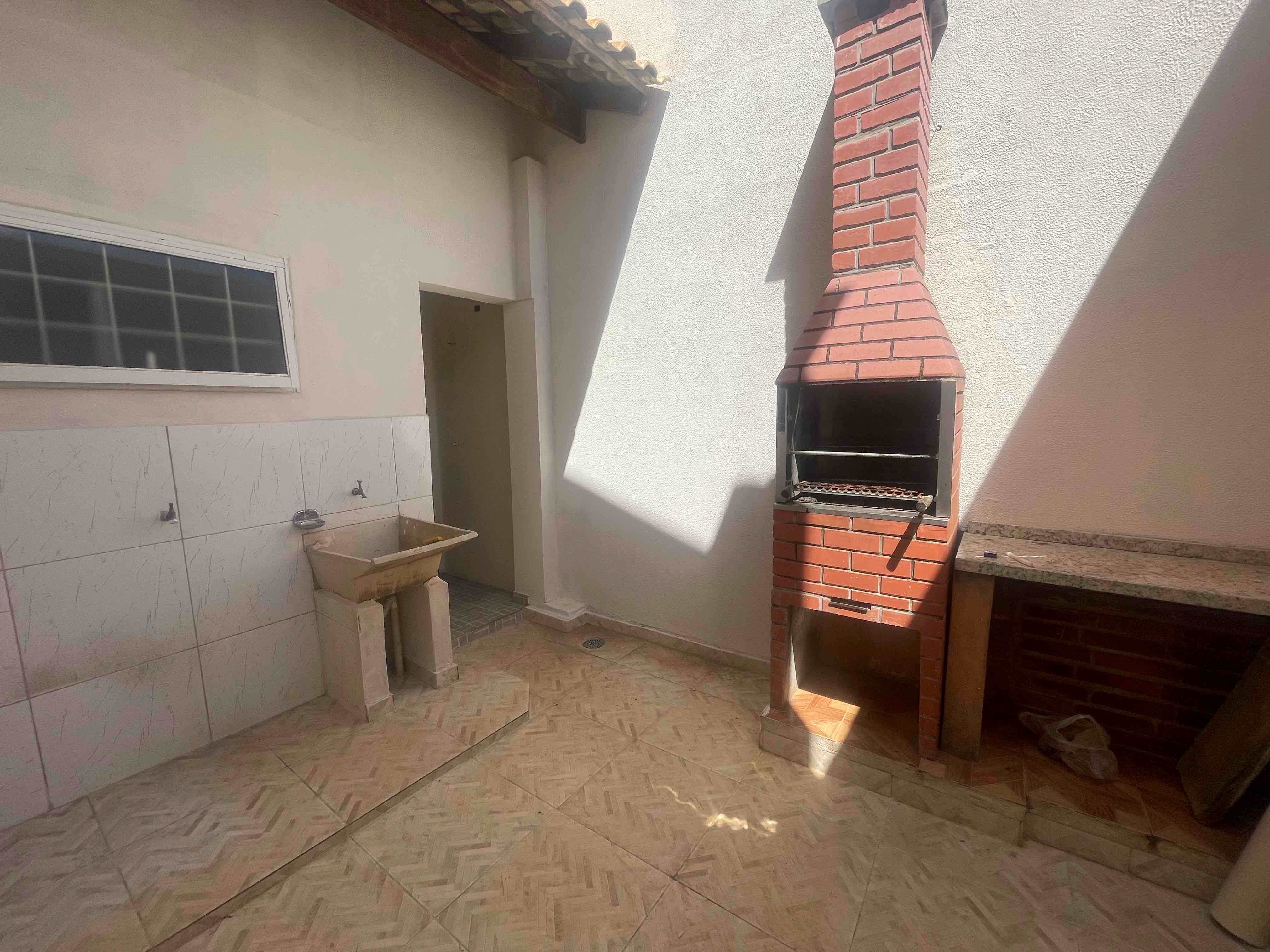 Imagens do imóveis dois imóveis individuais no terreno Jardim Indusville, Londrina - PR