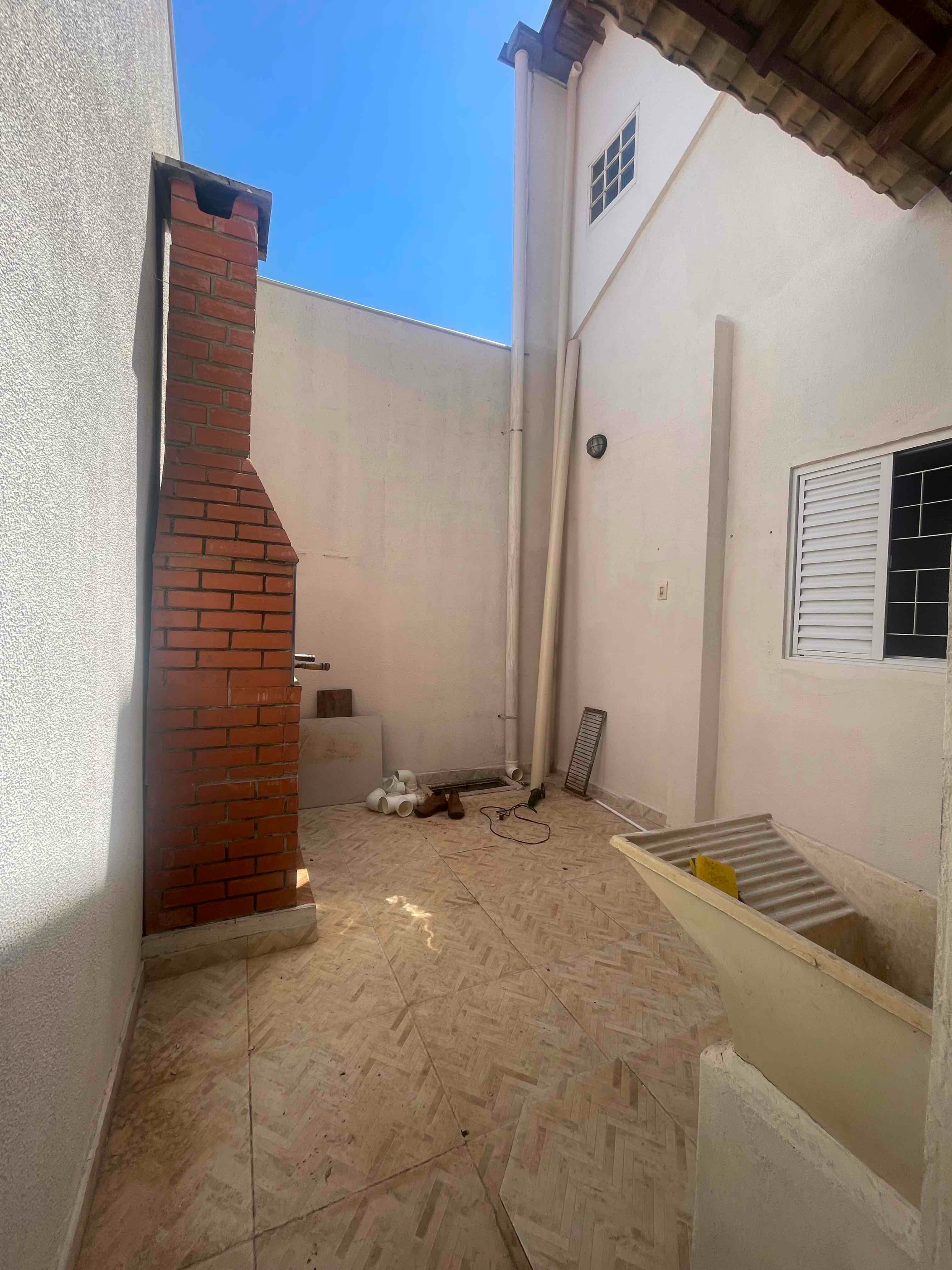 Imagens do imóveis dois imóveis individuais no terreno Jardim Indusville, Londrina - PR