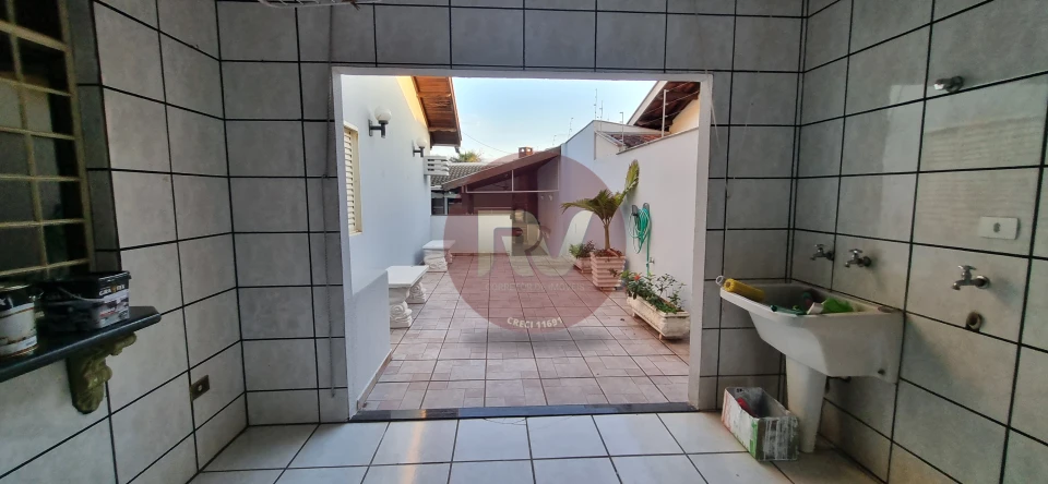 R$ 4.500,00 - LOCAÇÃO - CASA TÉRREA - 04 Quartos , Piscina e churrasqueira