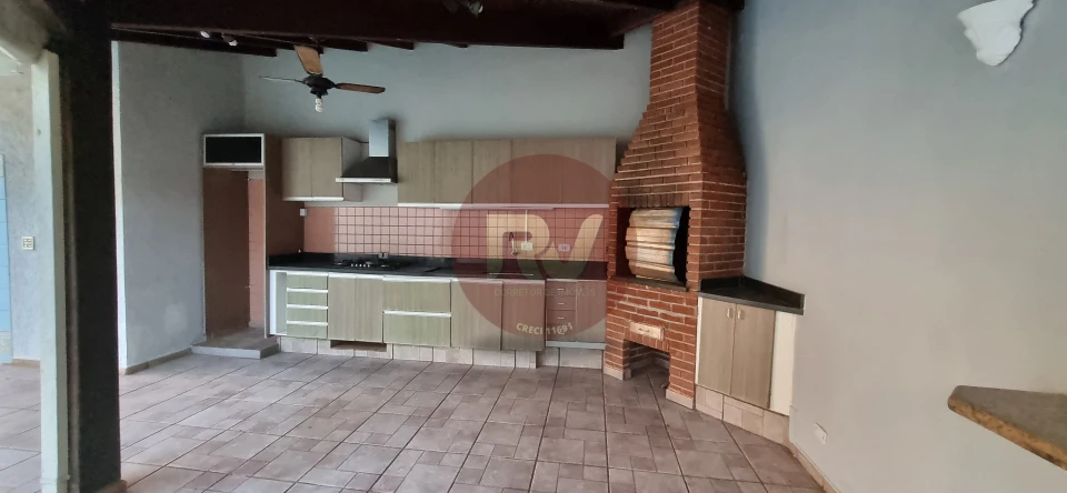 R$ 4.500,00 - LOCAÇÃO - CASA TÉRREA - 04 Quartos , Piscina e churrasqueira