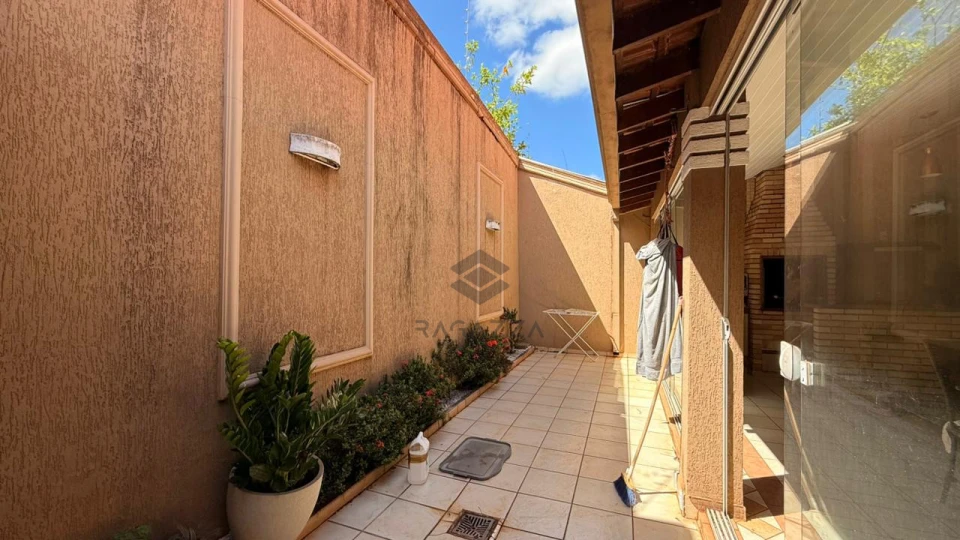 Imagens do imóveis Casa em Condomínio Fechado à Venda na Zona Leste de Londrina