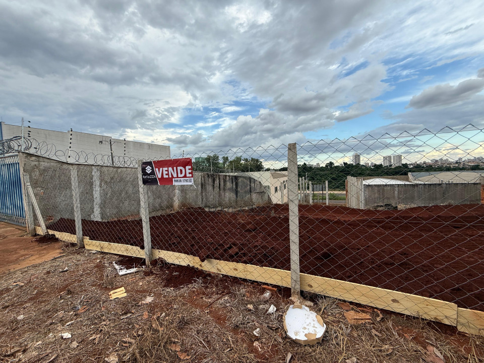 Imagens do imóveis Terreno Comercial à venda no bairro UNIVERSIDADE próximo ao Jd. Columbia
