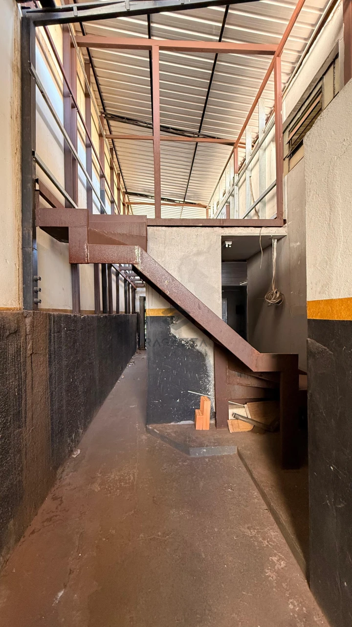 Imagens do imóveis Barracão à venda na Av Arthur Thomas