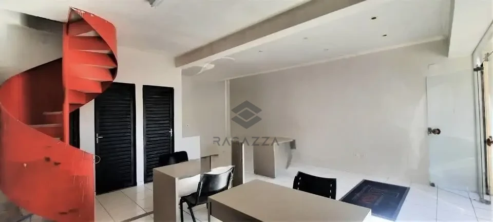 Sala Comercial para Locação – Espaço Versátil com Mezanino e Estacionamento!