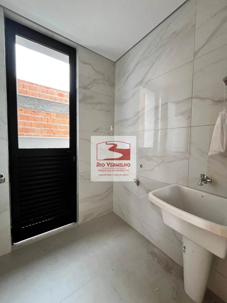 SOBRADO COM 4 SUÍTES NO CONDOMÍNIO ARAGUARI