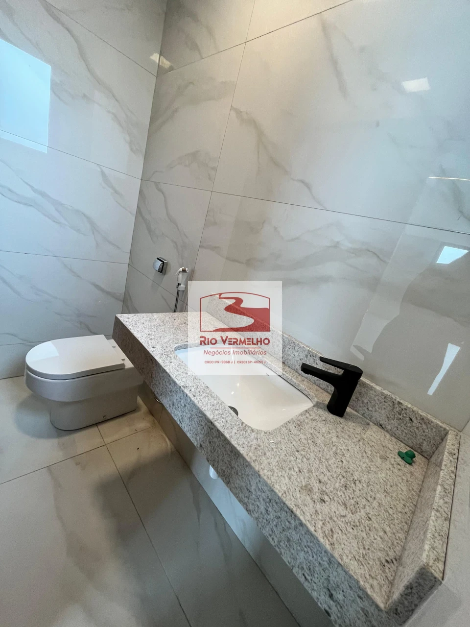 SOBRADO COM 4 SUÍTES NO CONDOMÍNIO ARAGUARI