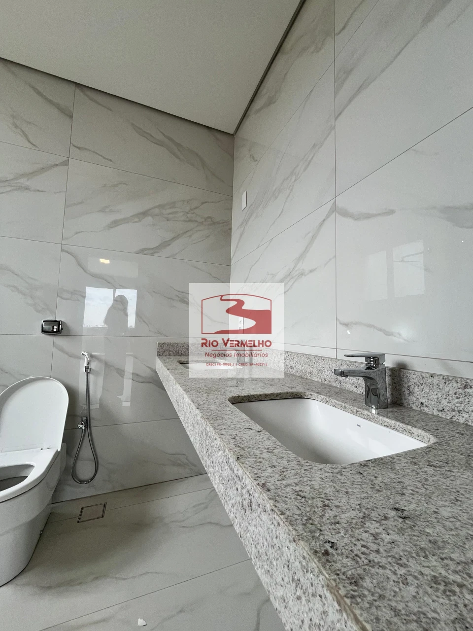 SOBRADO COM 4 SUÍTES NO CONDOMÍNIO ARAGUARI