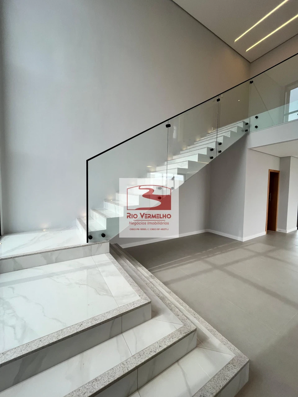 SOBRADO COM 4 SUÍTES NO CONDOMÍNIO ARAGUARI