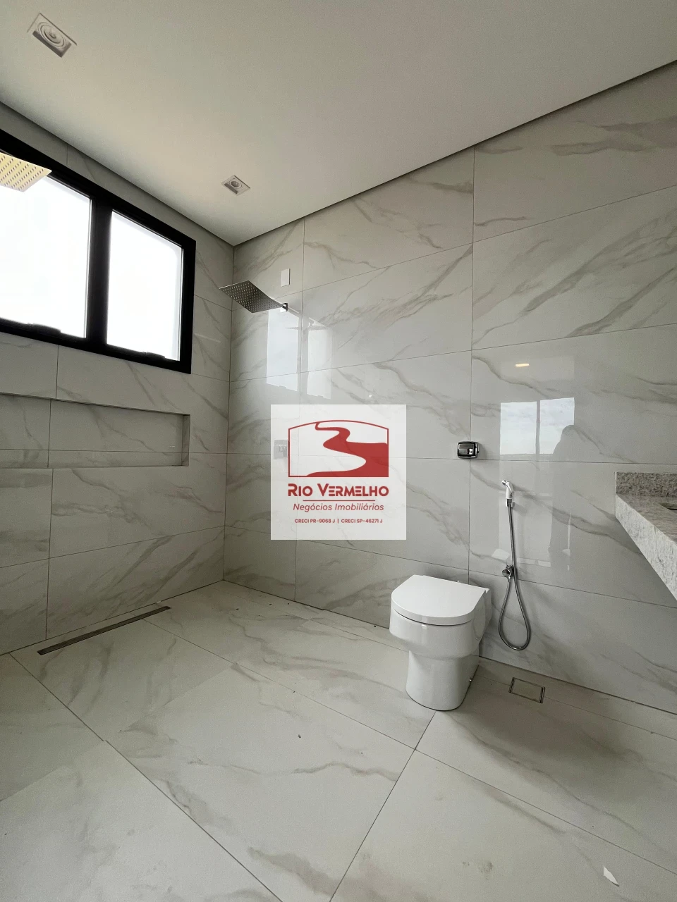 SOBRADO COM 4 SUÍTES NO CONDOMÍNIO ARAGUARI