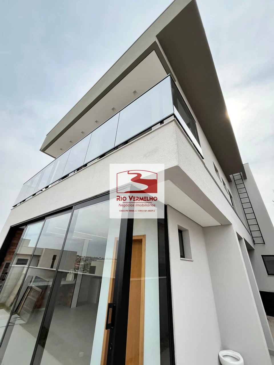 SOBRADO COM 4 SUÍTES NO CONDOMÍNIO ARAGUARI