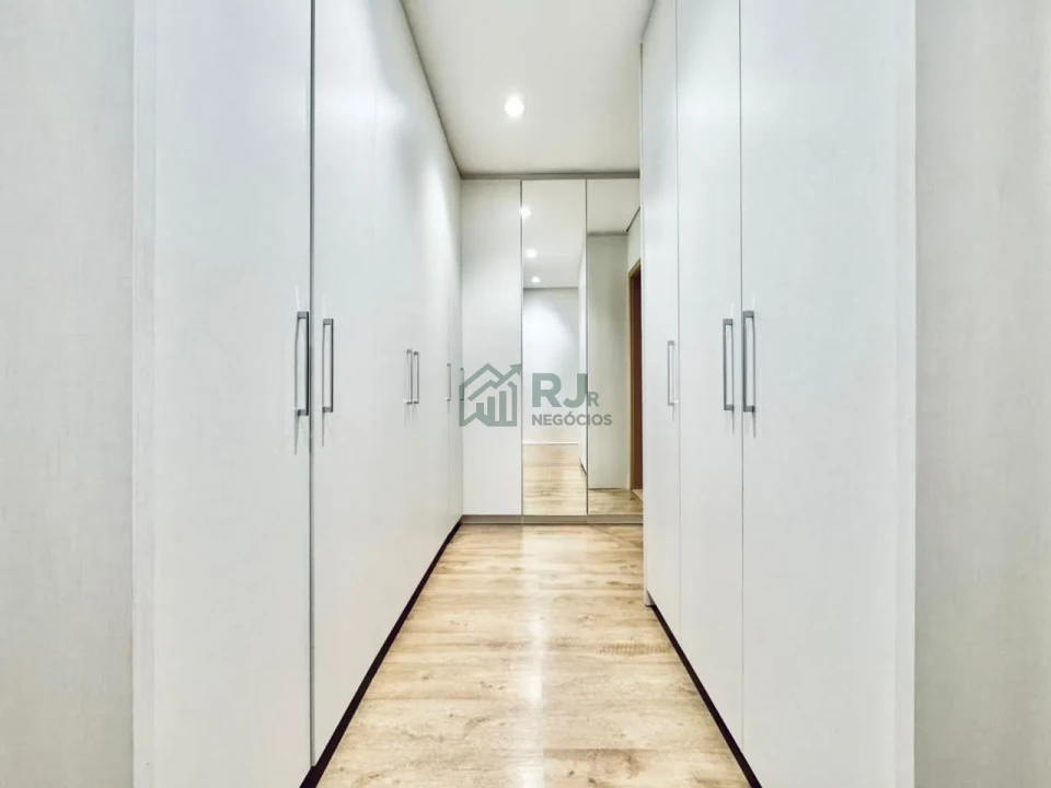 Casa de Alto Padrão à Venda no Alphaville 2 em Londrina com 3 Suítes e Piscina Aquecida