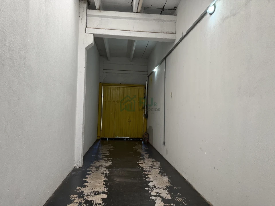 Imagens do imóveis Barracão Comercial com Apartamento na Av. Robert Koch