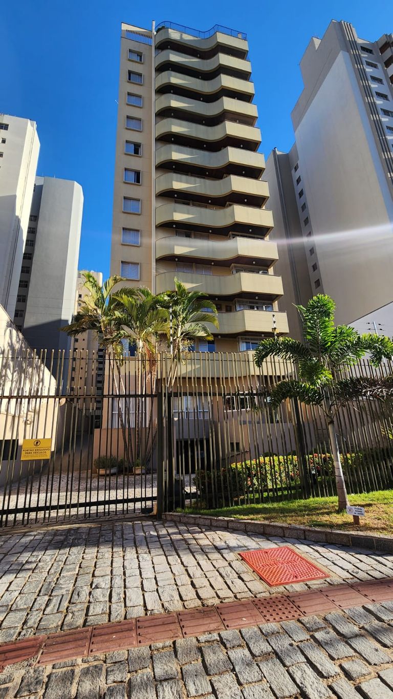 Venda Apartamento no Centro com 4 quartos em Londrina